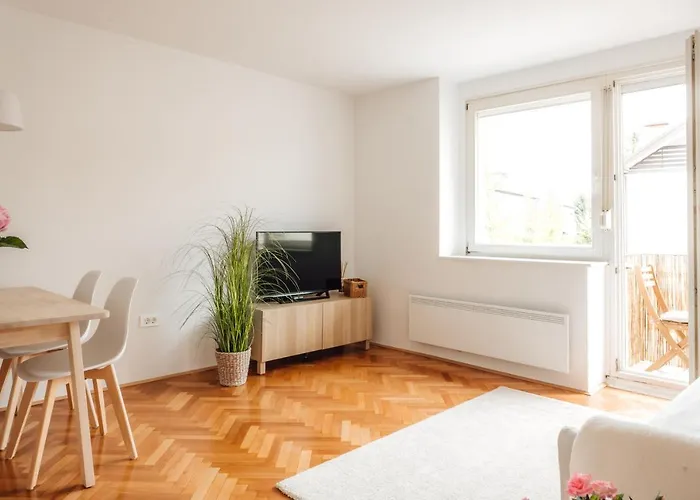 White Apartment - Free Parking
